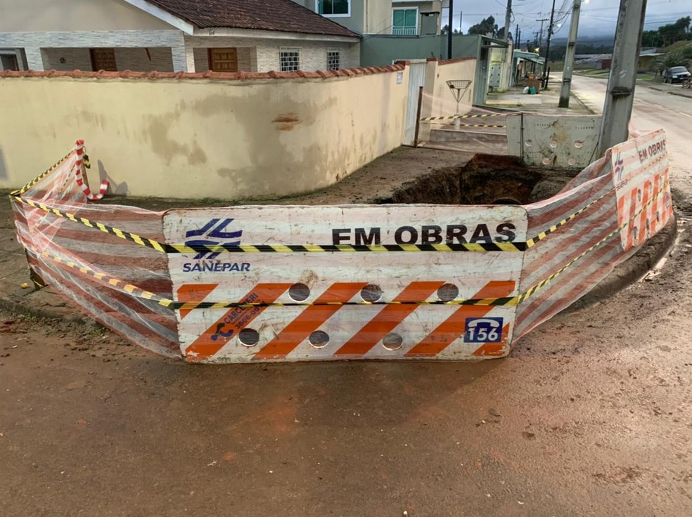 Homem morre ap&oacute;s cair em buraco de obra no Paran&aacute; &mdash; Foto: Murilo de Souza/RPC