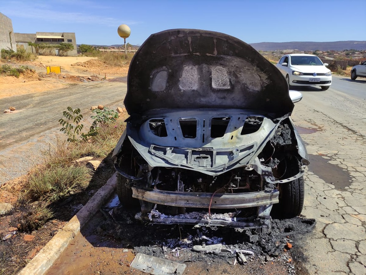 Carro fica danificado após pegar fogo em Montes Claros