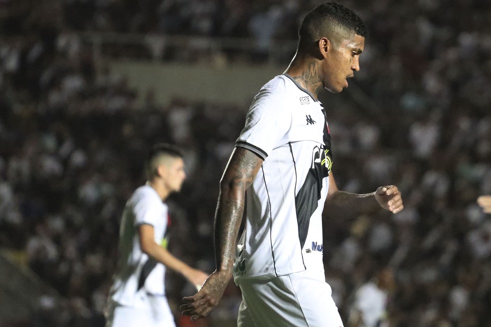 Raniel, atacante do Vasco, em a��o no cl�ssico contra o Botafogo � Foto: Ronald Felipe/AGIF