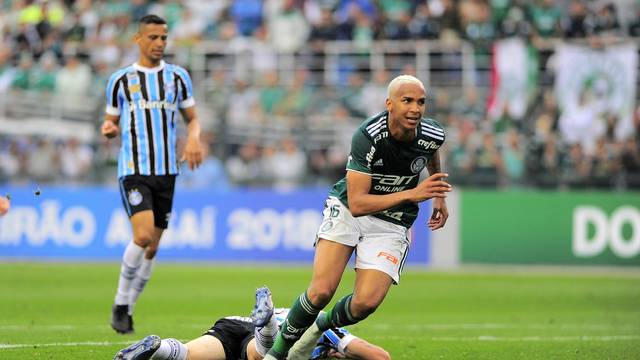 Deyverson supera Bressan para fazer o segundo gol do Palmeiras