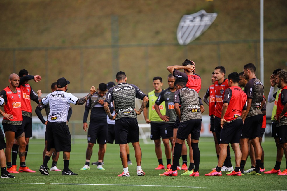 Sampaoli orienta jogadores em treino do Atlético — Foto: Pedro Souza/Atlético-MG