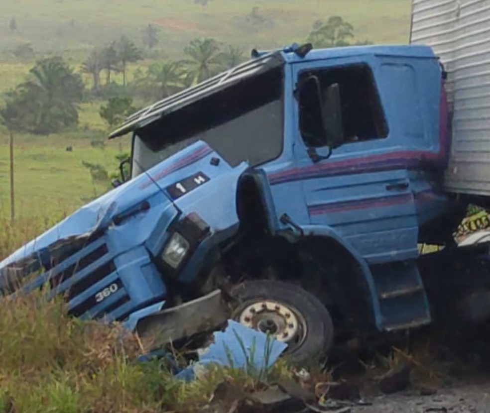 Acidente na BR 101 envolvendo dois carros e um caminhão, no interior da Bahia — Foto: Divulgação/Redes sociais