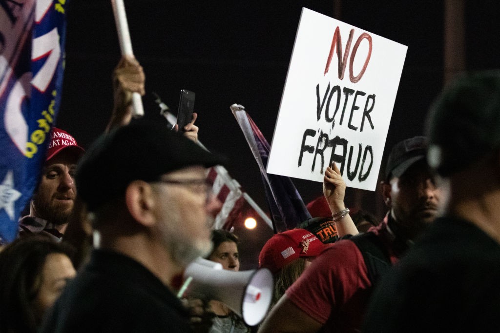 PHOENIX, AZ - NOVEMBER 04: A no voter fraud sign is displayed by a protester in support of President Donald Trump at the Maricopa County Elections Department office on November 4, 2020 in Phoenix, Arizona. The rally was organized after yesterday's vote na (Foto: Getty Images)