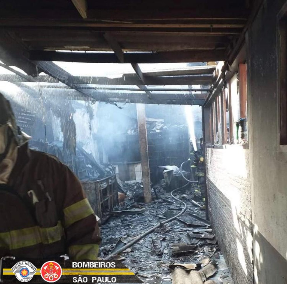 Incêndio em oficina mecânica em Ilhabela — Foto: Divulgação/ CB de Ilhabela
