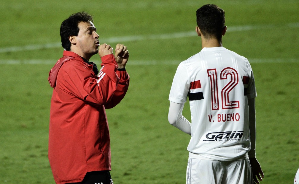 Fernando Diniz conversa com Vitor Bueno no Morumbi  — Foto: Marcos Ribolli