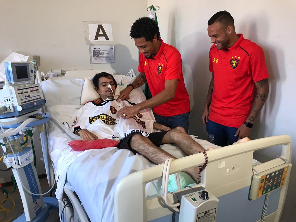 Hernane e Guilherme visitam torcedor do Sport  â Foto: Elton de Castro