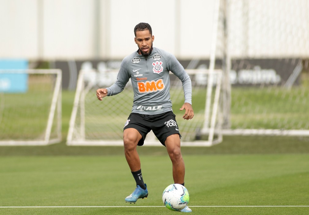 Everaldo, atacante do Corinthians, durante o treino — Foto: Rodrigo Coca/Ag.Corinthians