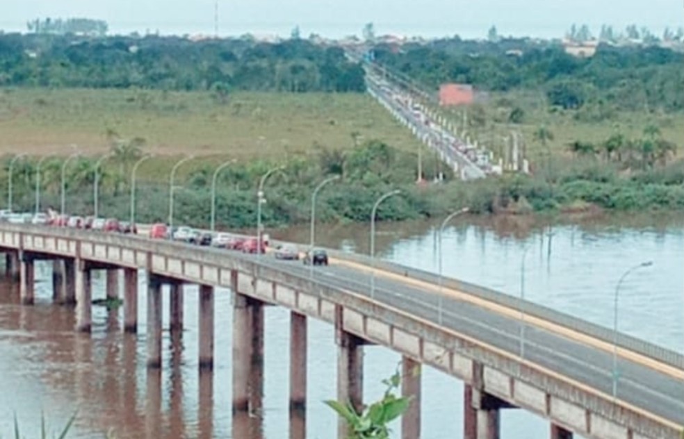 Fila para entrar na cidade chegava na ponte que liga Ilha Comprida a Iguape — Foto: G1 Santos