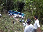Ônibus com 34 trabalhadores cai em ribanceira na BR-101; um morre
