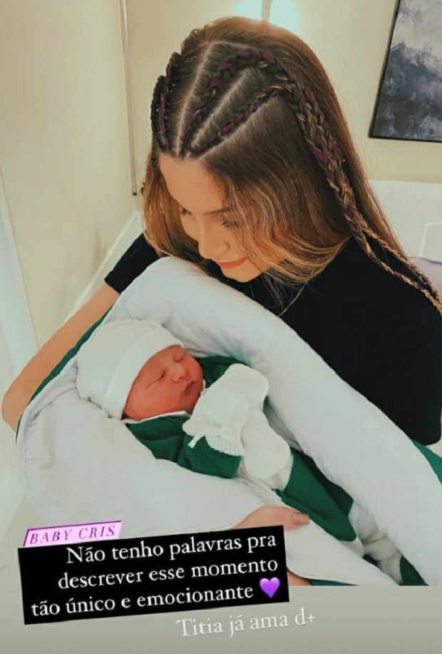 Iris, irmã de Bianca Andrade, posa com o recém-nascido Cris (Foto: Reprodução/Instagram)