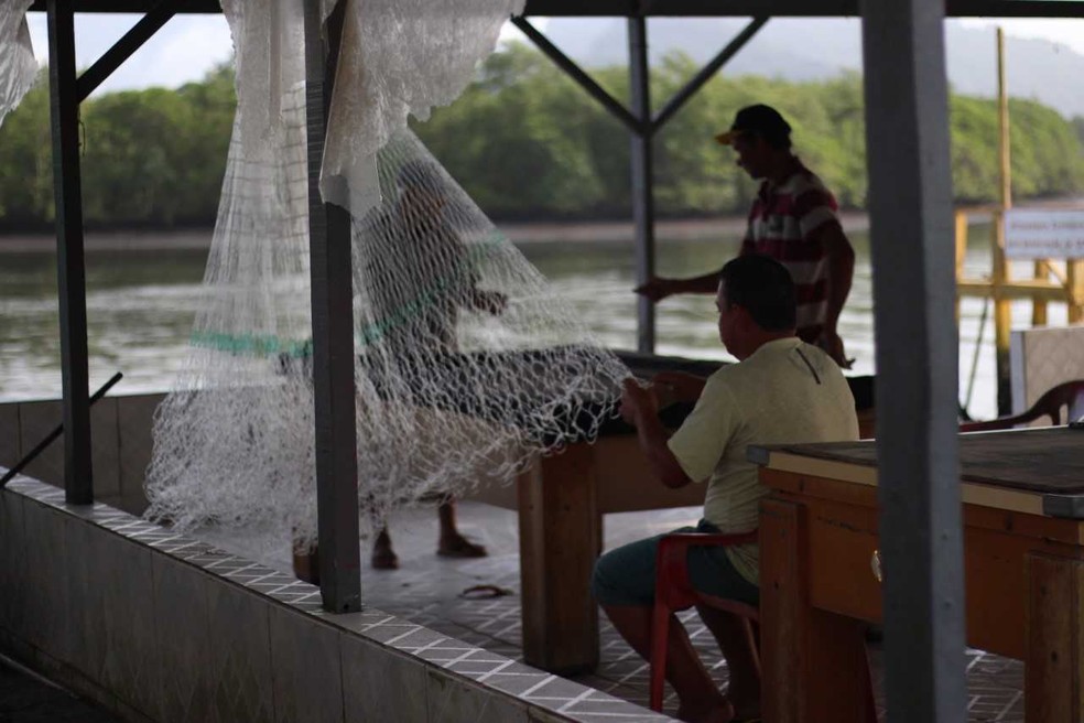 Rotina de pescadores é preservada na Ilha Diana, em Santos, SP (Foto: Victória Faro)