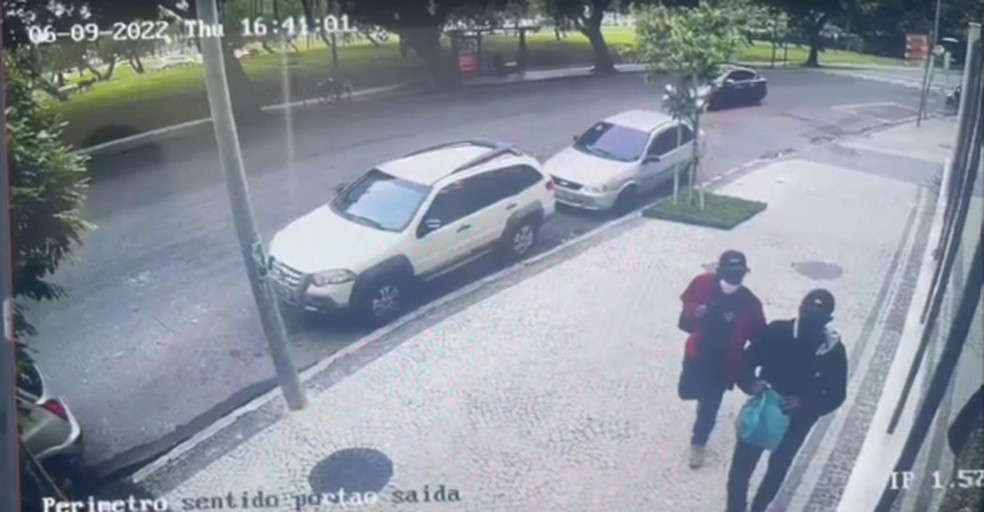 Willian, de vermelho, e Jhonatan de casaco preto — Foto: Reprodução 