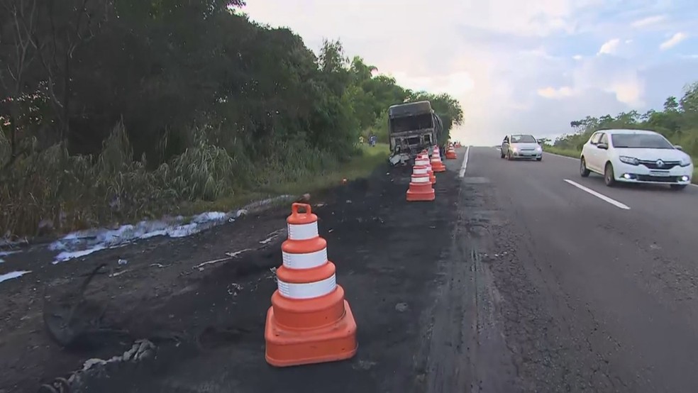 Incêndio em caminhão-tanque é extinto após 8h de trabalho dos bombeiros; veículo segue na BR-324 — Foto: TV Bahia