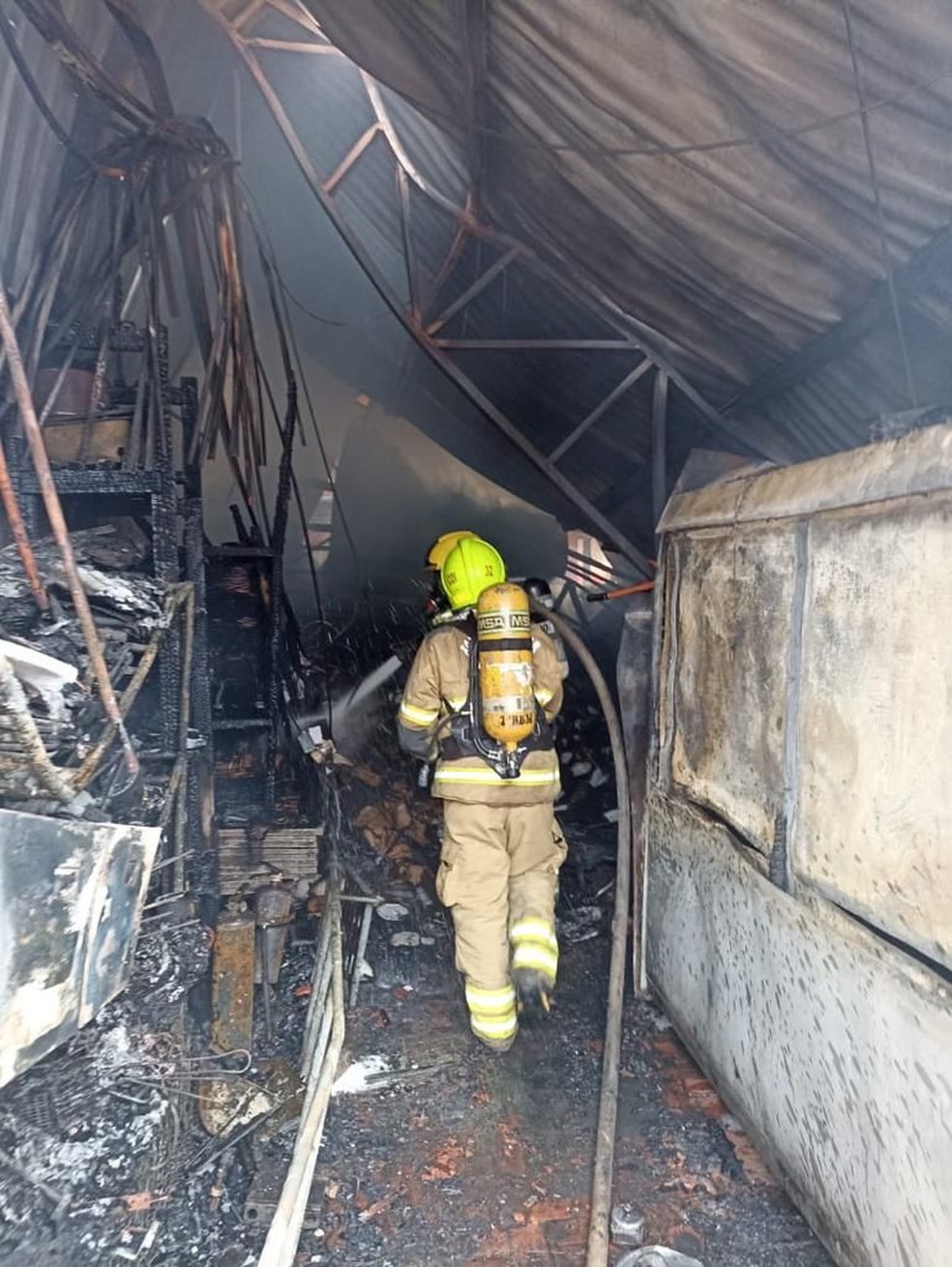Incêndio foi no depósito do restaurante  — Foto: Divulgação Corpo de Bombeiros