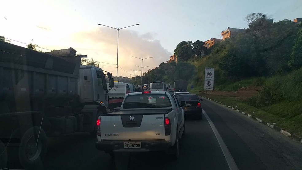 Batida entre carro, ônibus e caminhão deixou trânsito lento na BR-324 — Foto: Alan Oliveira/G1