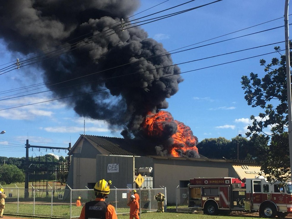 Incêndio atinge subestação da CEB na Asa Norte, em Brasília — Foto: Maria Ferreira/G1