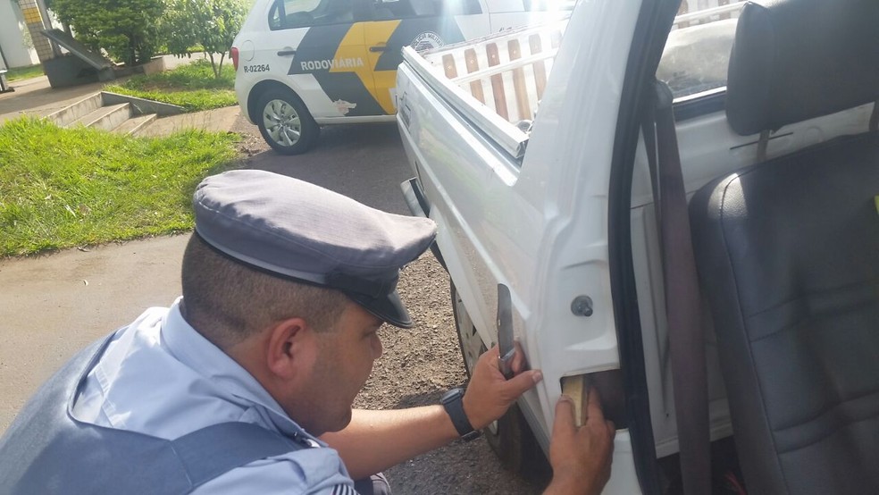 Droga estava escondida na lataria do ve&iacute;culo abordado em Rosana (Foto: Cedida/Pol&iacute;cia Militar Rodovi&aacute;ria)