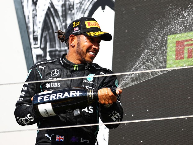 NORTHAMPTON, ENGLAND - JULY 18: Race winner Lewis Hamilton of Great Britain and Mercedes GP celebrates on the podium during the F1 Grand Prix of Great Britain at Silverstone on July 18, 2021 in Northampton, England. (Photo by Bryn Lennon - Formula 1/Formu (Foto: Formula 1 via Getty Images)