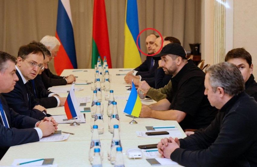 Denis Kireev, no destaque, em meio a negociações entre Ucrânia e Rússia organizada na Belarus (Foto: reprodução twitter)