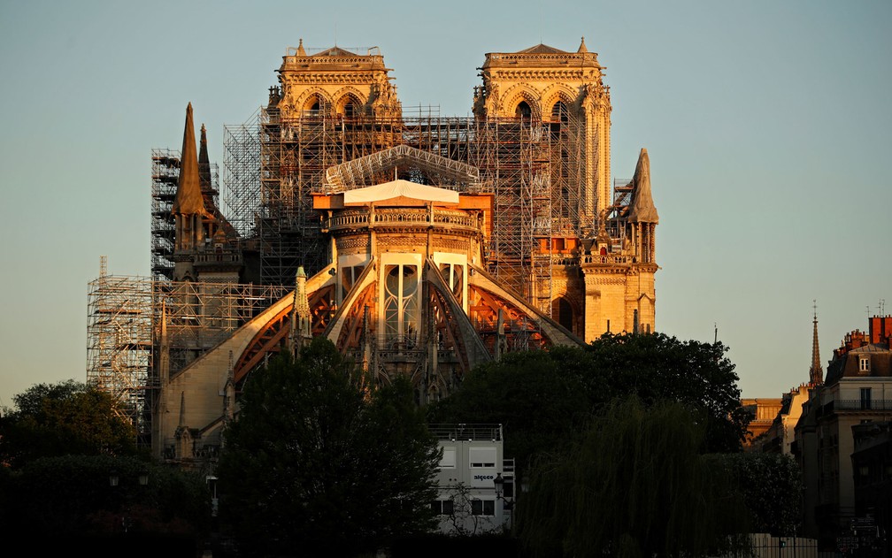 Catedral da Notre-Dame de Paris, fotografada em 14 de abril, na véspera do primeiro aniversário do incêndio que destruiu grande parte de sua estrutura — Foto: Thomas Coex/AFP 