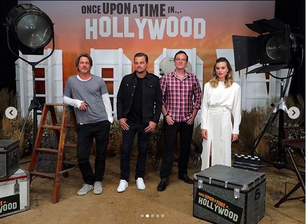 Leonardo DiCaprio, Brad Pitt, Quentin Tarantino e Margot Robbie divulgando Era uma Vez em... Hollywood (2019) (Foto: Instagram)