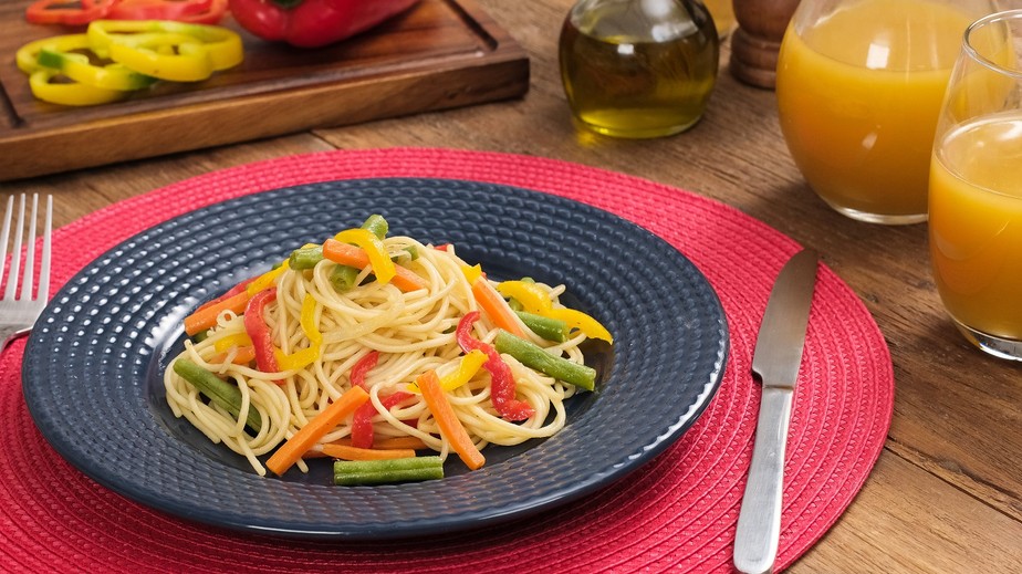 Receita de espaguete com legumes é uma boa aposta para aproveitar os ingredientes sobrando na despensa e fazer um prato maravilhoso que rende duas porções