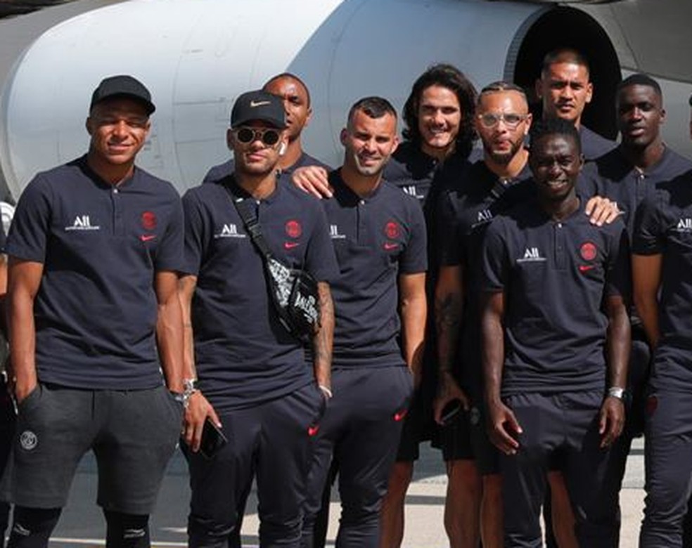 Mbappé, Neymar e Cavani, quinto da esquerda para a direita, entre os jogadores do PSG — Foto: Reprodução do site oficial do PSG