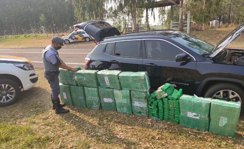 Polícia Rodoviária apreendeu grande quantidade de maconha que estava em um carro — Foto: Polícia Rodoviária