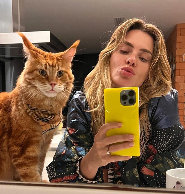Carolina Dieckmann em sessão de fotos com seu gatinho (Foto: Reprodução / Instagram)