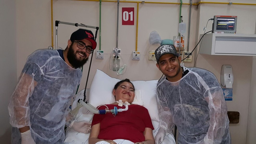Enquanto esteve internada jovem recebeu a visita da dupla Henrique & Juliano — Foto: Divulgação/Secretaria de Saúde