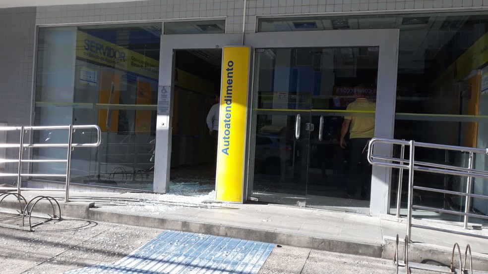 Homem invade agência e acende botija de gás perto dos caixas eletrônicos (Foto: Daniela Carla/ TV Gazeta)