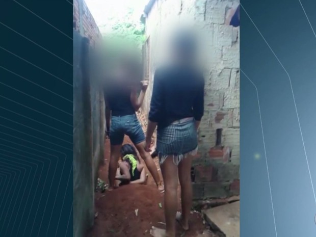Adolescente torturada chegou a ser colocada em cova, em Trindade, Goiás (Foto: Reprodução/ TV Anhanguera)