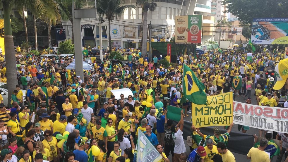 VITÓRIA, 14h30: manifestantes se reúnem na Praia da Costa, em Vila Velha, neste domingo (26) — Foto: André Falcão/TV Gazeta ES
