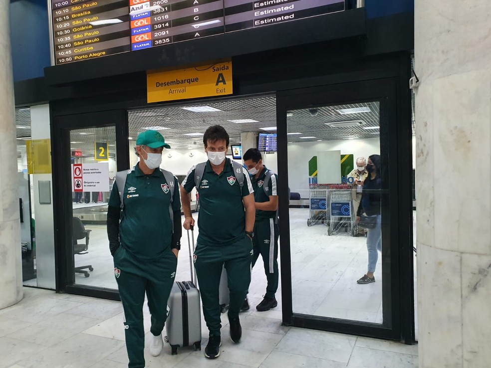 Fernando Diniz em desembarque do Fluminense no Santos Dumont — Foto: Jamille Bullé / ge