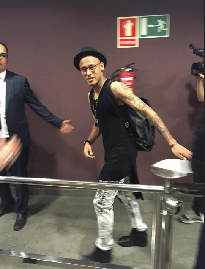 Após goleada, Neymar exibe estilo ousado em comemoração com parças ...