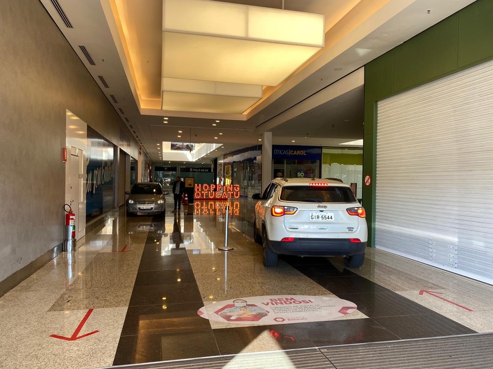 Shopping adota drive-thru e libera carros nos corredores das lojas em Botucatu &mdash; Foto: Guilherme Miletta/TV TEM