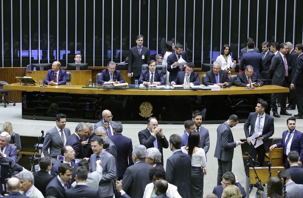 Deputados após início da sessão que analisa e vota a denúncia contra o presidente Michel Temer no plenário da Câmara, em Brasília (Foto: Antonio Augusto/Câmara dos Deputados)