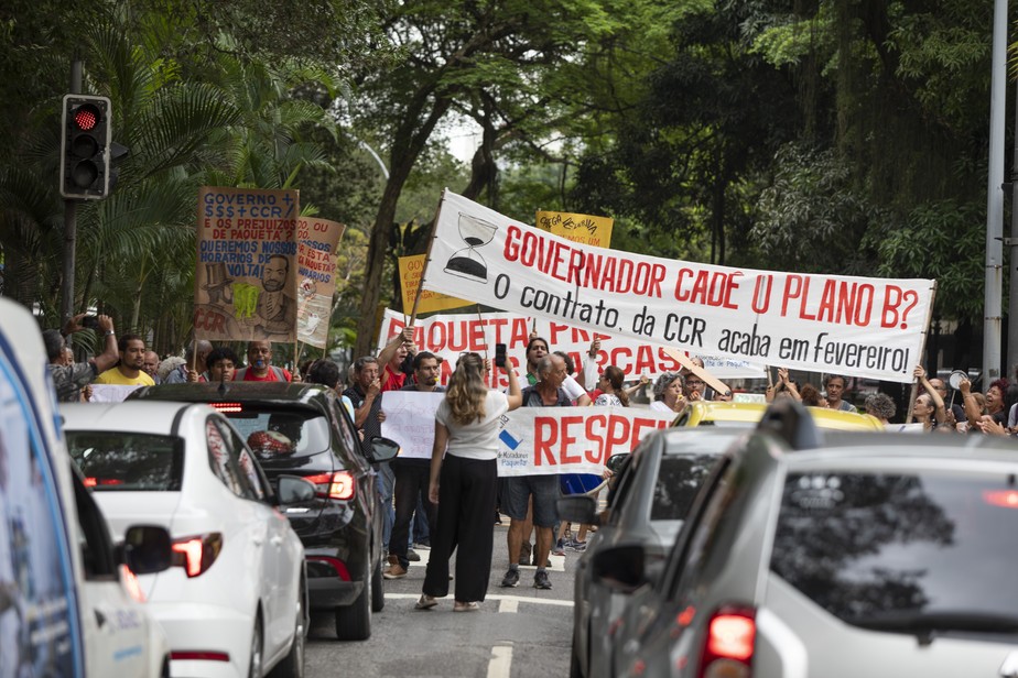 Protesto de moradores de Paquetá na porta do Palácio Guanabara, em Laranjeiras, cobrando providências sobre as barcas