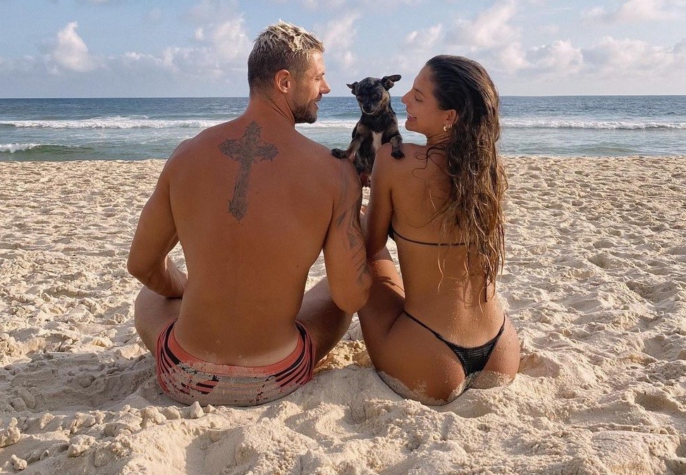 Jonas Sulzbach e Mari Gonzalez curtem praia com cãozinho de estimação (Foto: Reprodução/Instagram)