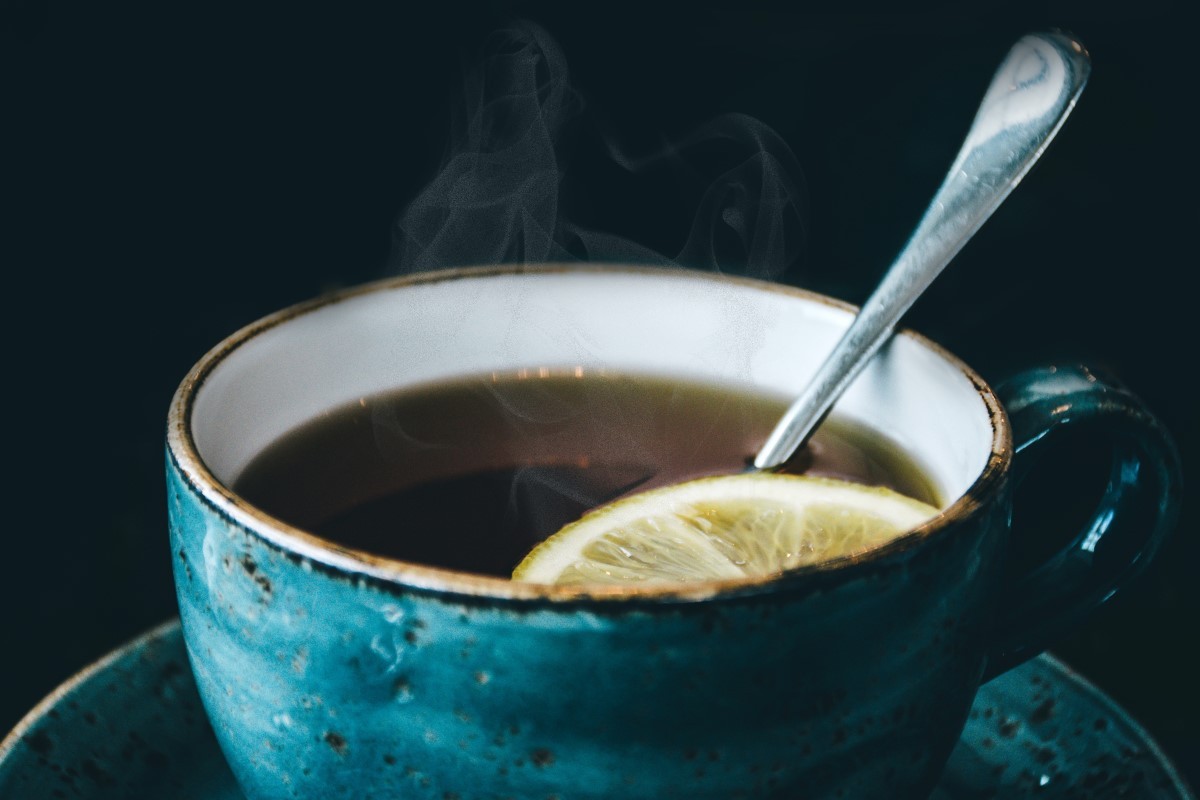 O chá de hortelã-pimenta ameniza as inflamações musculares, o inchaço, as dores de cabeça, entre outros fatores (Foto: Pexels / Lisa / CreativeCommons)