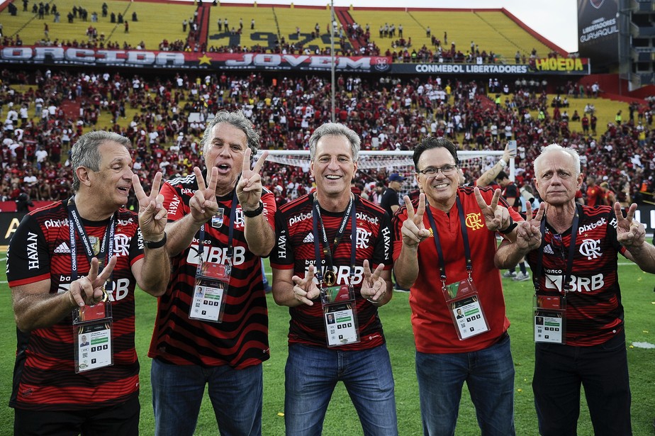 Rodolfo Landim (ao centro) e outros dirigentes comemoraram o tri do Flamengo na Libertadores