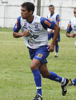 Ex-Fla, Maicon Douglas engrossa lista de jogadores testados no Macaé