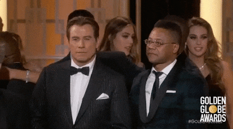John Travolta com olhar perdido no Globo de Ouro  (Foto: reprodução)