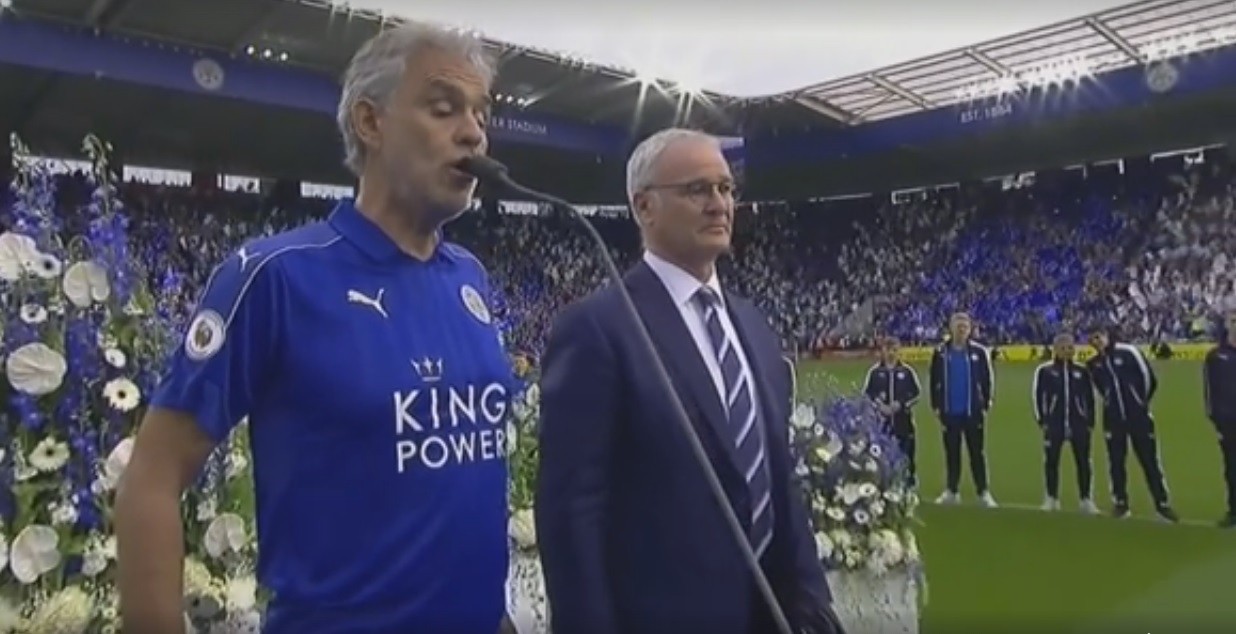 Andrea Bocelli canta em jogo do título do Leicester (Foto: reprodução)