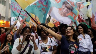 Janja na caminhada que reuniu mulheres nas ruas do Centro do Rio — Foto: Gabriel de Paiva