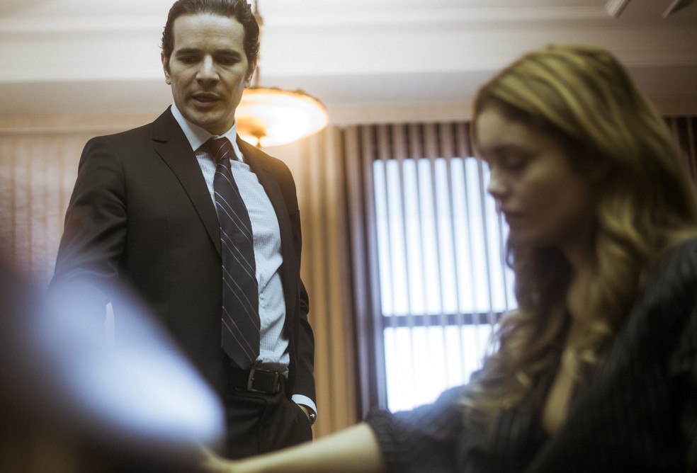 Ela mostra a fotografia a Vitor, que fica chocado! :o (Foto: Raphael Dias/Gshow)