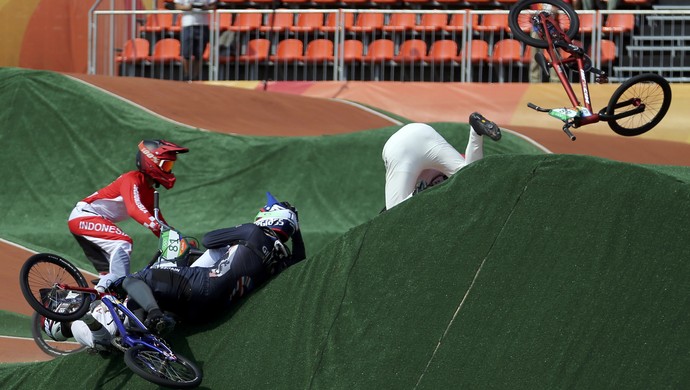 ciclismo BMX; olimpíadas; Liam Phillips; grã-bretanha; David Graf ; suiça; queda (Foto: Eric Gaillard/Reuters)
