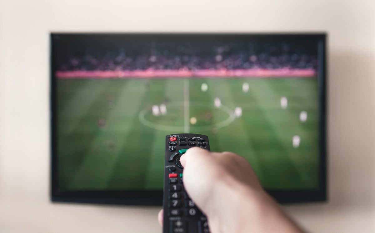7 eletrônicos ideais para quem ama assistir aos jogos de futebol em casa