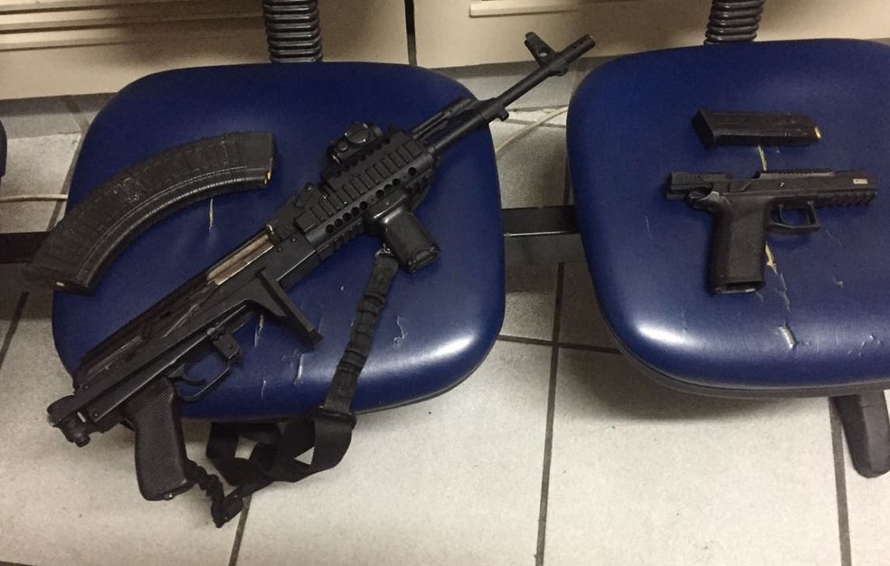 Fuzil e pistola apreendidos com dupla que trocou tiros com PMs (Foto: Reprodução/PMERJ)