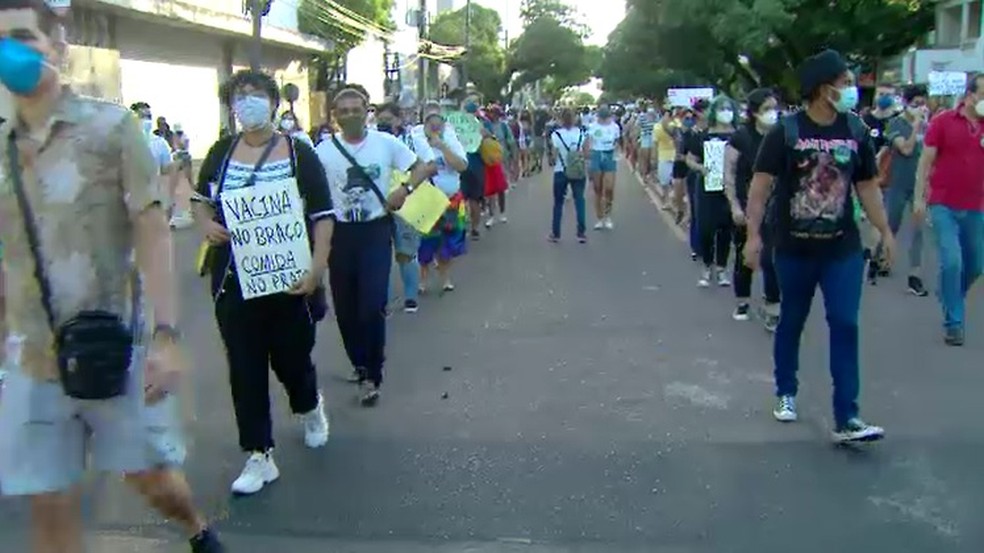 Grupo faz caminhada em protesto contra o governo Bolsonaro no Centro de Macapá — Foto: Rede Amazônica/Reprodução